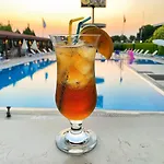 Vela & Hotel