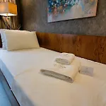 Vela & Hotel