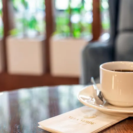 Vela & Γιάλοβα