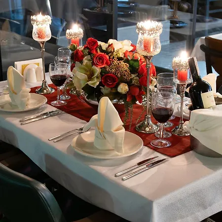 Vela & Ξενοδοχείο Γιάλοβα