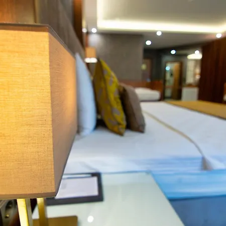 Ξενοδοχείο Vela & 4*